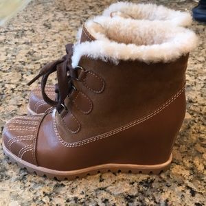Ugh Wedge shearling lines Boots